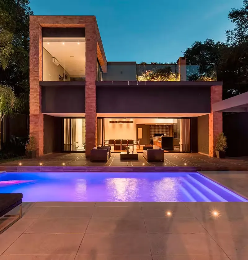 Residência com piscina Desjoyaux iluminada