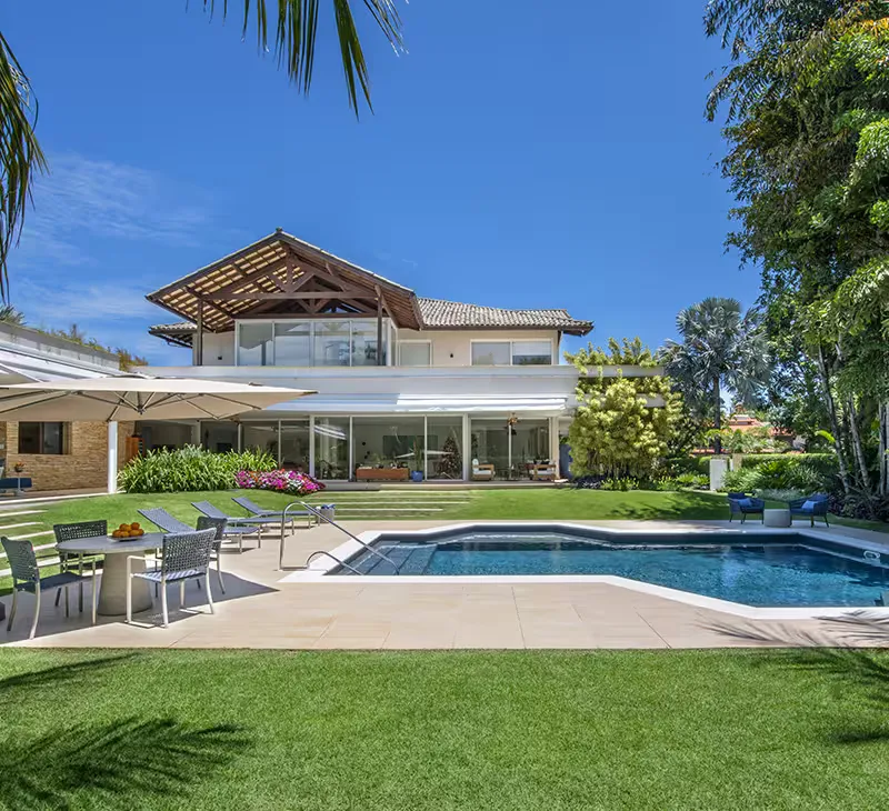 Piscina Desjoyaux em jardim